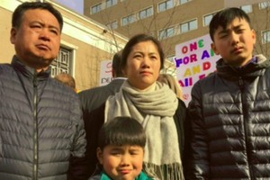Vợ chồng anh Zhe Long Huang và các con trai nhận lệnh trục xuất khỏi đất nước này đúng dịp Tết cổ truyền nơi quê nhà của họ.