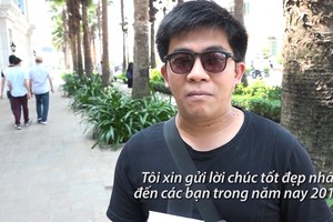 Du khách chúc năm mới người Việt bằng nhiều ngôn ngữ