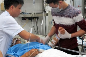 Một bệnh nhân tai nạn giao thông cấp cứu tại Bệnh viện Hữu nghị Việt Đức (Hà Nội). Ảnh: Nam Phương.