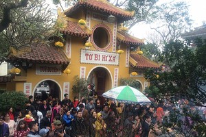 Người Hà Nội chen chân cầu lộc, xin chữ đầu năm