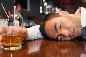 Tại sao bị đỏ mặt khi uống rượu bia?