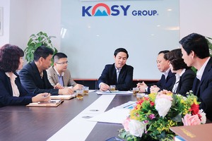 Ban lãnh đạo Kosy trong một buổi họp