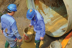 Cả Ban quản lý dự án, nhà thầu giám sát, nhà thầu thi công đều chưa kiểm soát chặt chẽ chất lượng ống trước khi lắp đặt 