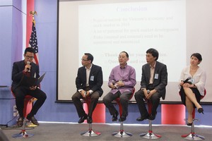 Các chuyên gia kinh tế tham gia buổi tọa đàm do Trung tâm Hoa Kỳ, Đại sứ quán Hoa Kỳ và Chương trình VEMBA tổ chức