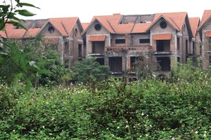 Dự án Khu đô thị Quang Minh 10 năm nay vẫn trong tình trạng “cửa đóng, then cài”, hoang vắng. Ảnh Đức Thành