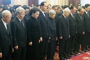 Lãnh đạo, nguyên lãnh đạo cấp cao của Đảng và Nhà nước viếng tang nguyên Thủ tướng Phan Văn Khải. Ảnh: Luân Nguyễn.