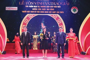 Phó Tổng giám đốc Lê Như Hoa, đại diện VietinBank nhận giải thưởng