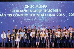 Năm 2018 là năm đầu tiên các DN phải tuân thủ quy chuẩn quản trị doanh nghiệp theo văn bản do Chính phủ ban hành. Trong ảnh, các DN được vinh danh QTCT tốt tại HNX