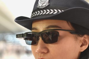 Cảnh sát ở Trung Quốc sử dụng những chiếc kính công nghệ cao để quét khuôn mặt và nhận diện nghi phạm