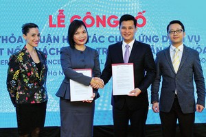 Đại diện VietinBank và ON trao thỏa thuận hợp tác