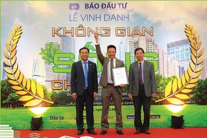 Ông Luk Ban La (giữa), Phó tổng giám đốc CTCP Đầu tư và Xây dựng Phúc Khang nhận Cup vinh danh dự án Diamond Lotus Riverside