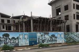 Đã quá 4 tháng kể từ quyết định đình chỉ thi công, chủ đầu tư dự án Khai Sơn Hill không xuất trình được giấy phép bổ sung, nhưng các biệt thự xây dựng không phép vẫn mặc nhiên tồn tại