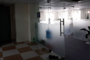 Tại tầng kỹ thuật, nhiều khu được ngăn và cho các đơn vị thuê làm văn phòng