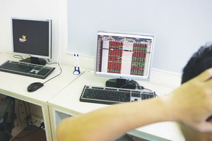 Nhà đầu tư chốt lời tại một số cổ phiếu lớn cũng có thể là nguồn cơn cho một phiên giảm điểm mạnh của thị trường