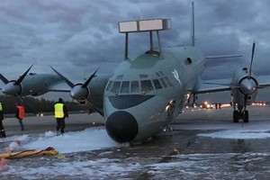 Máy bay săn ngầm Ấn Độ hạ cánh khẩn cấp bằng mũi ở Nga