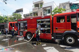 Xe cứu hỏa đến hiện trường dập lửa. Ảnh: Giáp Hồ.