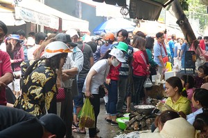Tiểu thương Vũng Tàu bán hải sản không nghỉ tay dịp 30/4