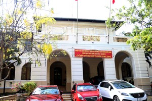 Mặt chính của tòa nhà dinh Thượng thơ hiện là trụ sở của Sở Thông tin  - Truyền thông và Công thương. Ảnh: Hữu Nguyên.