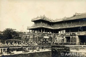 Kiệu rước vua qua Ngọ Môn, kinh thành Huế.