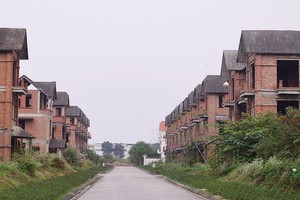 Tại Hà Nội vẫn còn hàng chục khu đô thị đang bị bỏ hoang. Ảnh: Dũng Minh