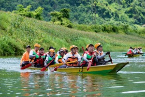 Chèo thuyền vượt sông, chạy đua xuyên hang động Tú Làn