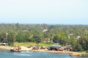 Những khu đất gần biển dưới chân cầu Cửa Đại đang được nhiều nhà đầu tư săn tìm.