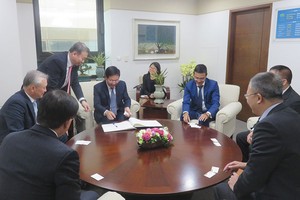 Tháng 4/2018, trong khuôn khổ Hội nghị xúc tiến đầu tư vào Việt Nam tổ chức tại Hàn Quốc, lãnh đạo UBCK, Sở GDCK TP. HCM và Hà Nội đã có những cuộc tiếp xúc với nhiều nhà đầu tư lớn Hàn Quốc, nhằm thu hút các nhà đầu tư này quan tâm đến cơ hội rót vốn vào doanh nghiệp Việt Nam