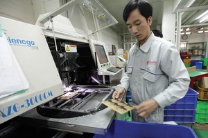 Sản xuất tại Công ty cổ phần Bóng đèn Phích nước Rạng Đông. Ảnh: Đức Thanh