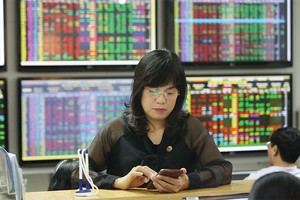 Nhà đầu tư liên tục mua bán trong phiên với khối lượng từ 5 - 10 hợp đồng mỗi lần, tổng chi phí có thể lên tới tiền triệu mỗi ngày