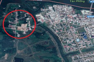 Khu vực “da beo” của Dự án Phước Kiển khiến Chủ tịch HĐQT QCG “mất ăn mất ngủ” 
(ảnh chụp trên https://www.google.com/maps). Mặc dù chỉ còn 1 cụm dân cư phần lớn xây dựng trái phép trên đất nông nghiệp và lấn kênh rạch, nhưng là bài toán chưa có lời giải của QCG.