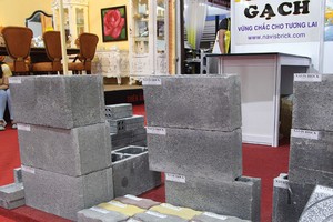 Gạch không nung có nhiều ưu điểm, nhưng vẫn chưa tìm được chỗ đứng trên thị trường. Ảnh: Việt Dũng