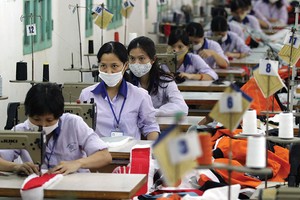 Lợi, hại bài toán tỷ giá