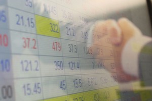 Ván bài “săn” công ty chứng khoán Việt