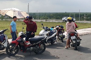 Việc khách chỉ ghé coi xem dự án rồi lại đi đã trở nên quen thuộc với môi giới bất động sản trong 2 tháng gần đây. Ảnh: Việt Dũng