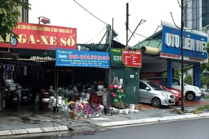 Không ít dịch vụ kinh doanh mọc lên trên lô đất các dự án chậm tiến độ