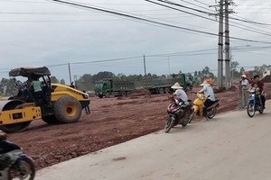 Theo phản ánh, nhiều lô đất chưa nhận tiền bồi thường, nhưng chủ đầu tư vẫn cho san đất, lu nền trước sự khiếu nại của người dân.