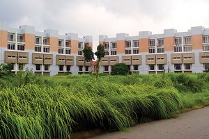 Dự án  Đông Đô Đại Phố với hàng trăm căn nhà phố được xây dựng đang bị bỏ hoang do không có người ở. Ảnh: Lê Toàn