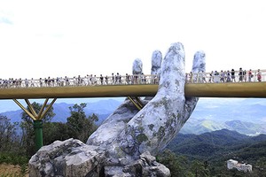 Một góc Cầu Vàng trên đỉnh núi Bà Nà. Ảnh: Nguyễn Đông.