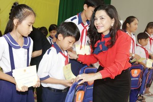 Bà Đặng Thị Kim Oanh luôn dành nhiều tâm huyết cho ngành giáo dục thông qua các hoạt động thiện nguyện như chương trình “Vì mầm xanh tương lai”