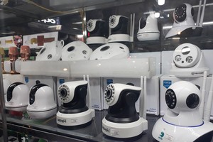 Khách hàng nên cẩn trọng với những thiết bị camera an ninh giá rẻ được bán tràn lan trên thị trường. 
