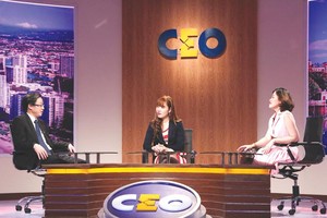 Nữ doanh nhân Lê Ngọc Nguyên (giữa) ngồi ở vị trí CEO tuần này.