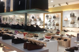 Nhiều người cho rằng, những cửa hàng vắng khách một phần do phong thủy không tốt. Ảnh: Thành Nguyễn