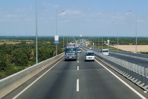 Hạ tầng giao thông kết nối phát triển giúp bất động sản Long An lọt vào tầm ngắm của các nhà đầu tư.