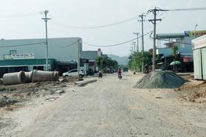 Khung cảnh tấp nập nhộn nhịp đã không còn, thay vào đó là không gian đìu hiu vắng vẻ tại khu tái định cư Hòa Liên 5.