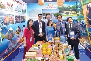 Dù kinh doanh nhỏ hay lớn, doanh nhân Việt đang góp phần công sức tạo nên sức mạnh của nền kinh tế. Trong ảnh: Ông Vũ Tiến Lộc (thứ hai, từ phải sang) thăm gian hàng giới thiệu sản phẩm của doanh nghiệp địa phương tại Triển lãm bên lề Hội nghị Thượng đỉnh kinh doanh Việt Nam 2017