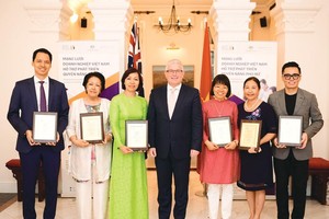 Bà Hà Thu Thanh, CEO Công ty Deloitte Việt Nam (thứ ba từ trái sang) tại Lễ ra mắt Mạng lưới Doanh nghiệp Việt Nam hỗ trợ phát triển quyền năng phụ nữ