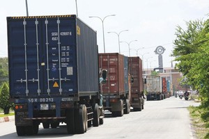 Ùn tắc giao thông trên Quốc lộ 22 đoạn gần Cửa khẩu Mộc Bài. Ảnh: A.M