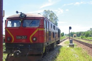 Ngành đường sắt đang tụt hậu so với các loại hình vận tải khác, khi vận tải hành khách và doanh thu liên tục giảm. Ảnh: Đức Thanh