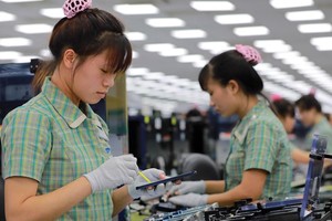 Sản xuất điện thoại tại Nhà máy Samsung Thái Nguyên. Ảnh: Đức Thanh