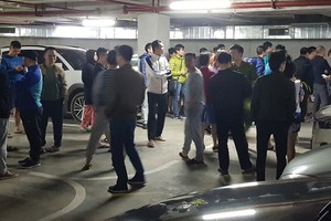 Thiếu chỗ đỗ xe ô tô là một trong những nguyên nhân gây ra mâu thuẫn, tranh chấp giữa chủ đầu tư và cư dân.